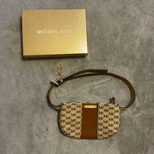 Michael Kors bag. It’s never been used so it’s in very good condition.